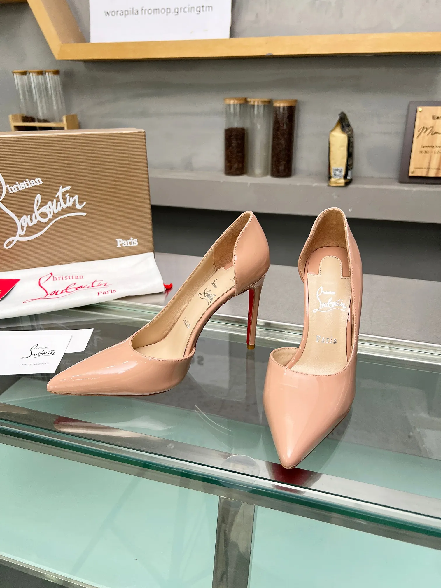 👟👟Ex-factory price 560👟👟 Christian Louboutin CL red-soled shoes‖ Globally limited edition! Blessings from Las Vegas❤ Inspired by the colorful neon of Las Vegas🎆 A century-old classic that will never go off the shelves. Handmade, exquisite craftsmanship❗Collectible work❗ Absolutely eye-catching existence🌟 Classic stiletto fashion shoes, you can't resist them at all. Absolute sexy goddess, releasing invincible femininity. The gorgeous red bottom is like the red carpet that the queen walks on when she ascends to the top. She is full of aura in every minute. Whether in love or in the workplace, she is famous in the end. Extraordinarily fascinating and full of femininity! Suitable for all kinds of gatherings 💎 Undefeated classic, all original models are made to order 🍳Fabrics: cow lacquer/silk/grete 🍳Inner lining: imported soft sheepskin lining feet 🍳Outsole: original genuine leather sole 🍳Heel height: 3cm/8.5cm/10.5cm higher inside the flat bottom 🍳Color: apricot ox lacquer, black ox lacquer, white ox lacquer Black Silk Silver Grete 🍳Size: 35-39 (40/41/42/43 customized, non-refundable) Standard size 🍳Packing: with cloth bag, card